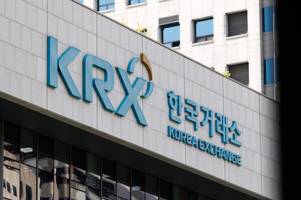 Korean Stocks Drop as Foreign Investors Dump Hot Chip Shares