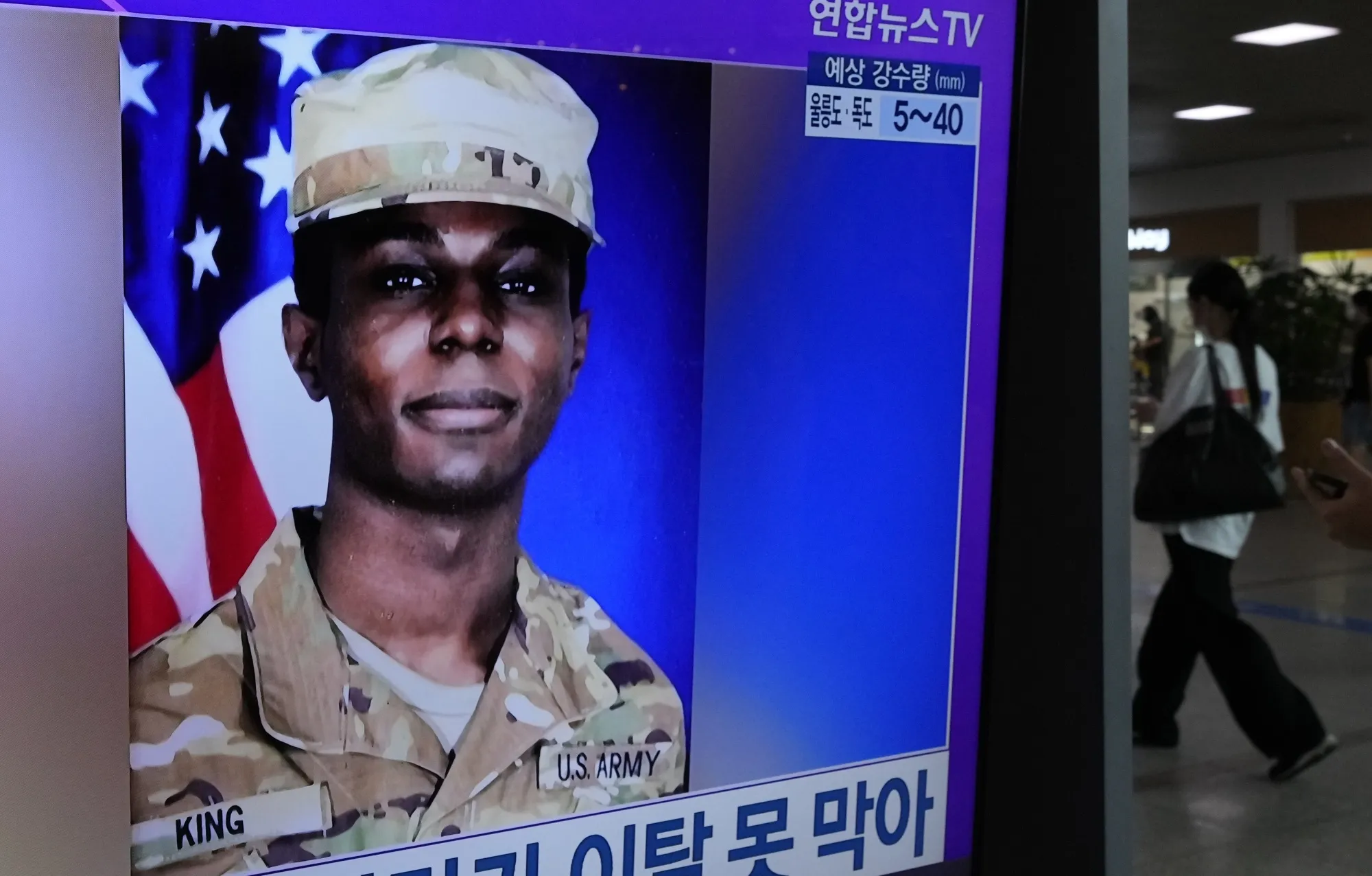 The image of&nbsp;Travis King is broadcast at Seoul railway station in July.