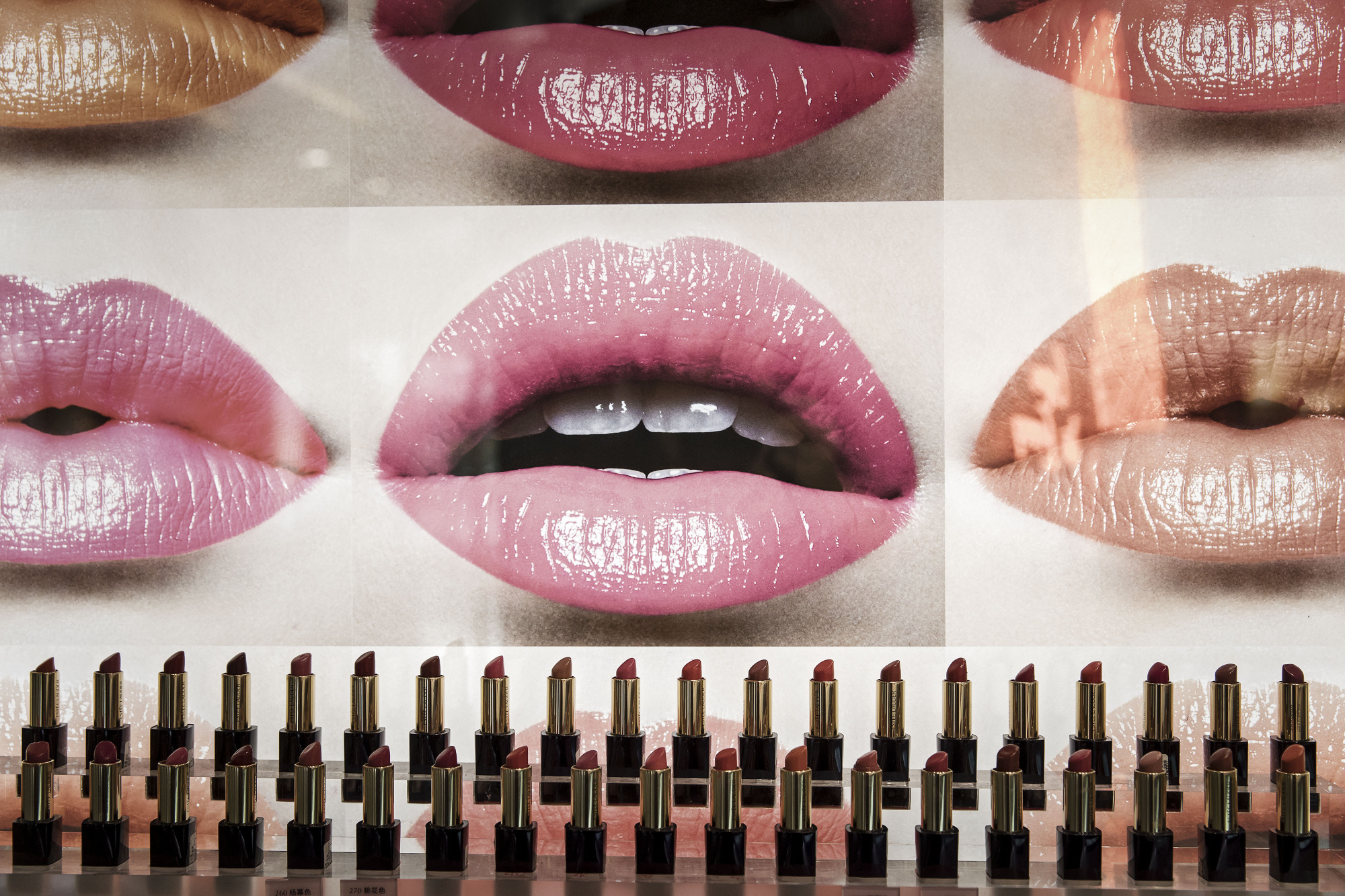 Strong demand for makeup drives Estee Lauder's glossy sales forecast