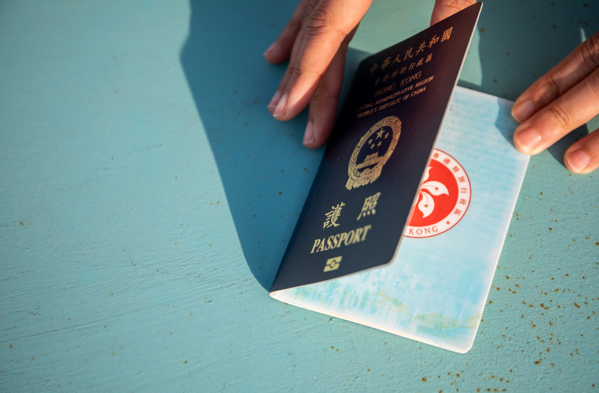 جوازات سفر BNO و HKSAR حيث تتوقع المملكة المتحدة أن يغادر 300000 شخص هونج كونج وينتقلون إلى بريطانيا