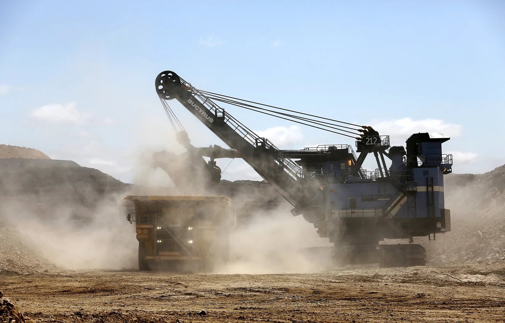 An&nbsp;excavator loads a mining truck at the Jwaneng mine, operated by the Debswana Diamond Co., in Jwaneng, Botswana.