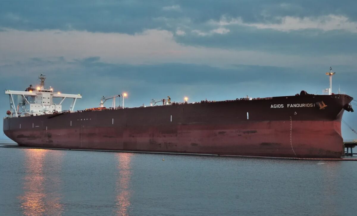 Iraqi Supertanker Pulls Back From US Hormuz Blockade