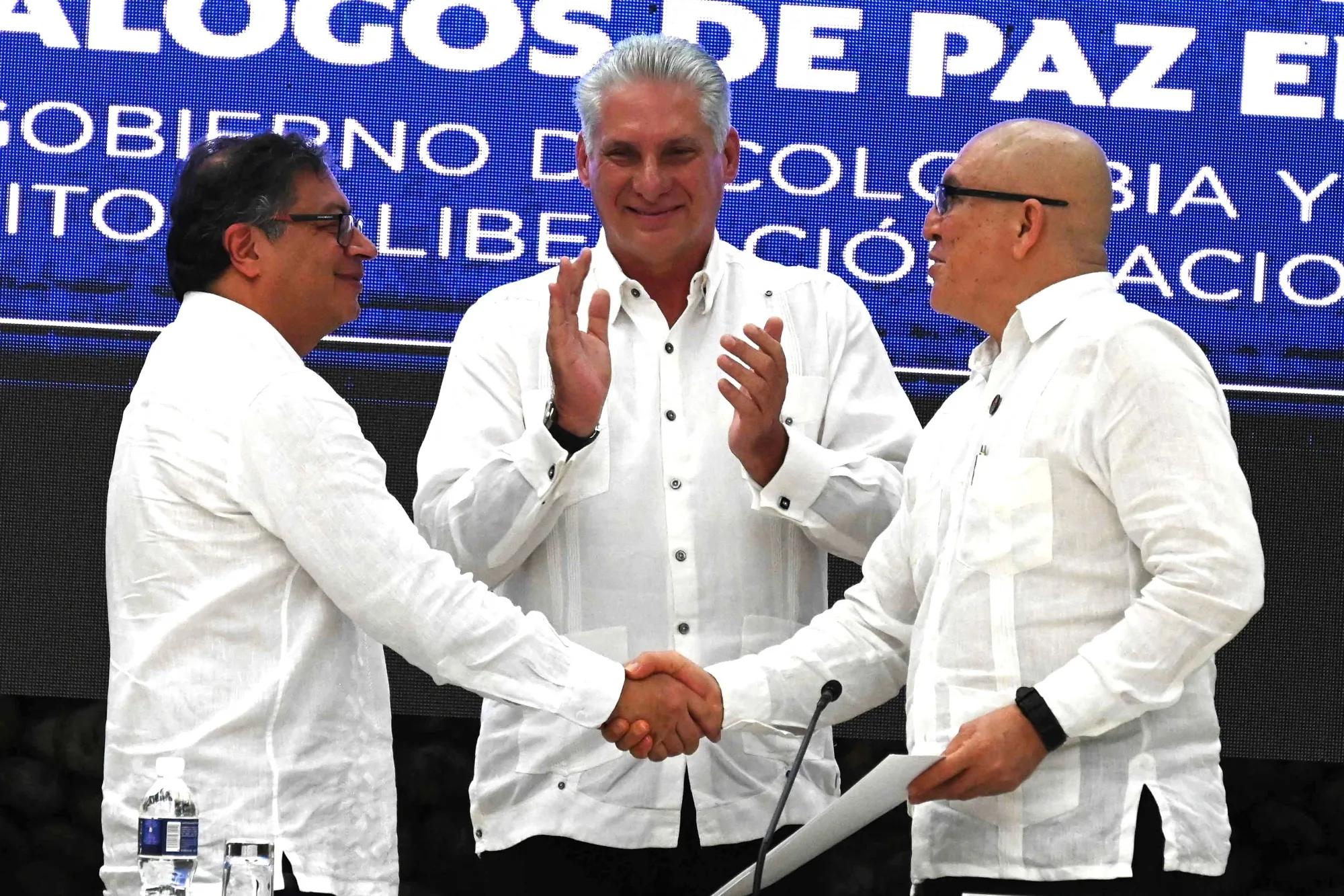 Gustavo Petro and Antonio Garcia shake hands in front&nbsp;of&nbsp;Miguel Diaz-Canel in Havana&nbsp;on June 9.