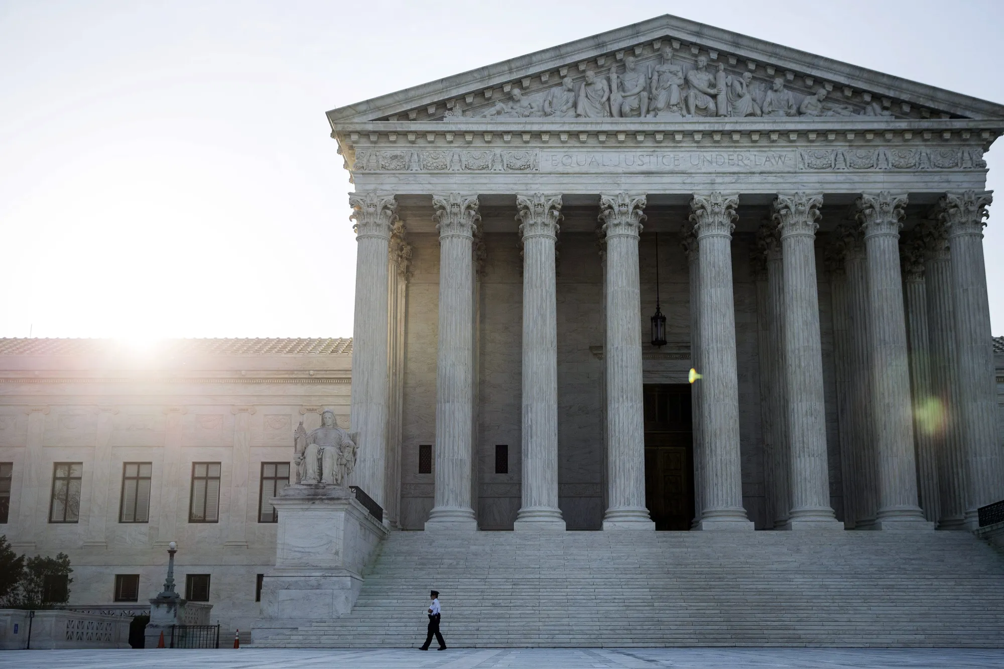 米連邦最高裁：大統領の入国禁止令の全面的な暫定執行認める - Bloomberg