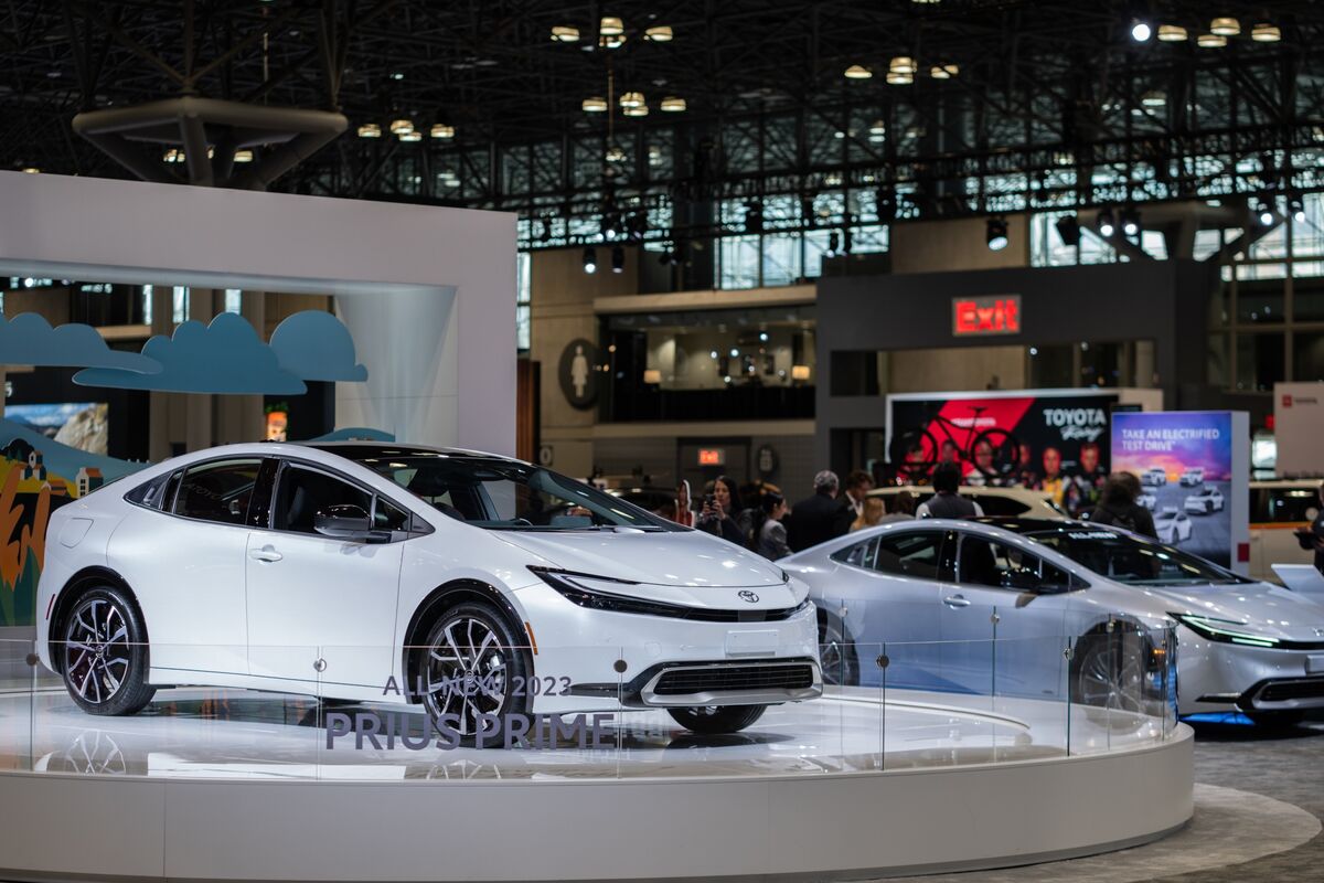 Toyota Sells $1.5 Billion of ESG Bonds in Electric Vehicle Push - Bloomberg