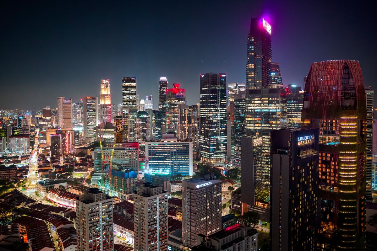Singapore Finance Firms to Train 80,000 Staff in AI Skills