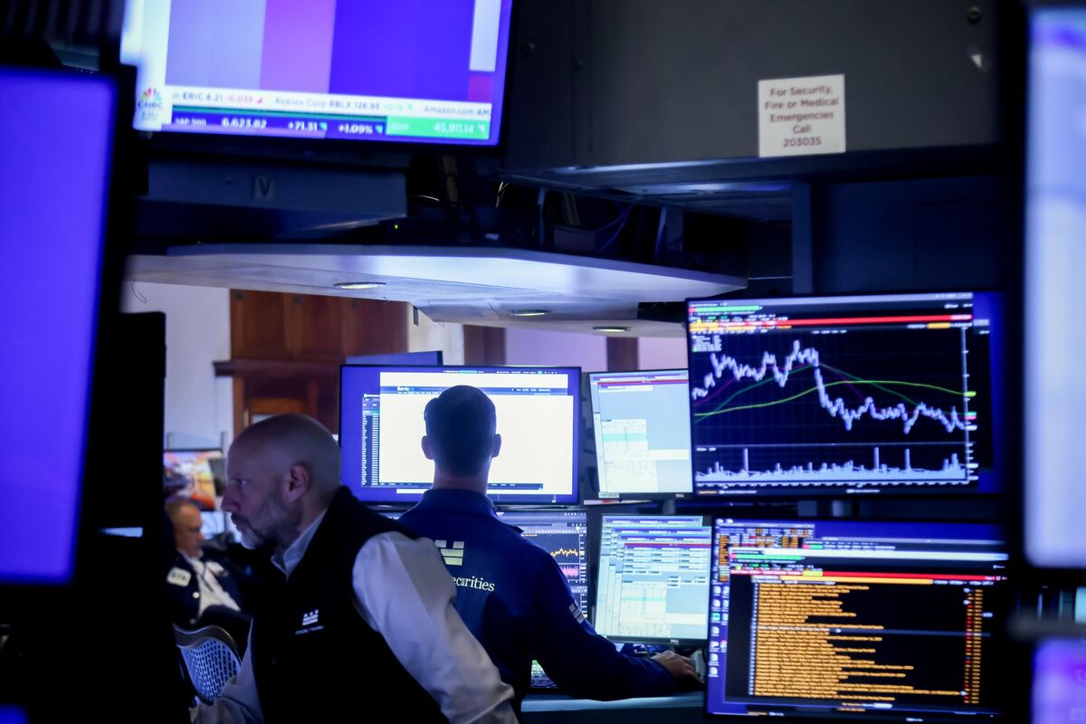 S&amp;P 500 Steady as Traders Weigh ‘Split’ Market; Netflix Tumbles