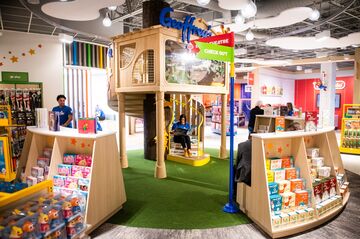 Toys R Us Opens Store In New Jersey S Garden State Plaza Mall