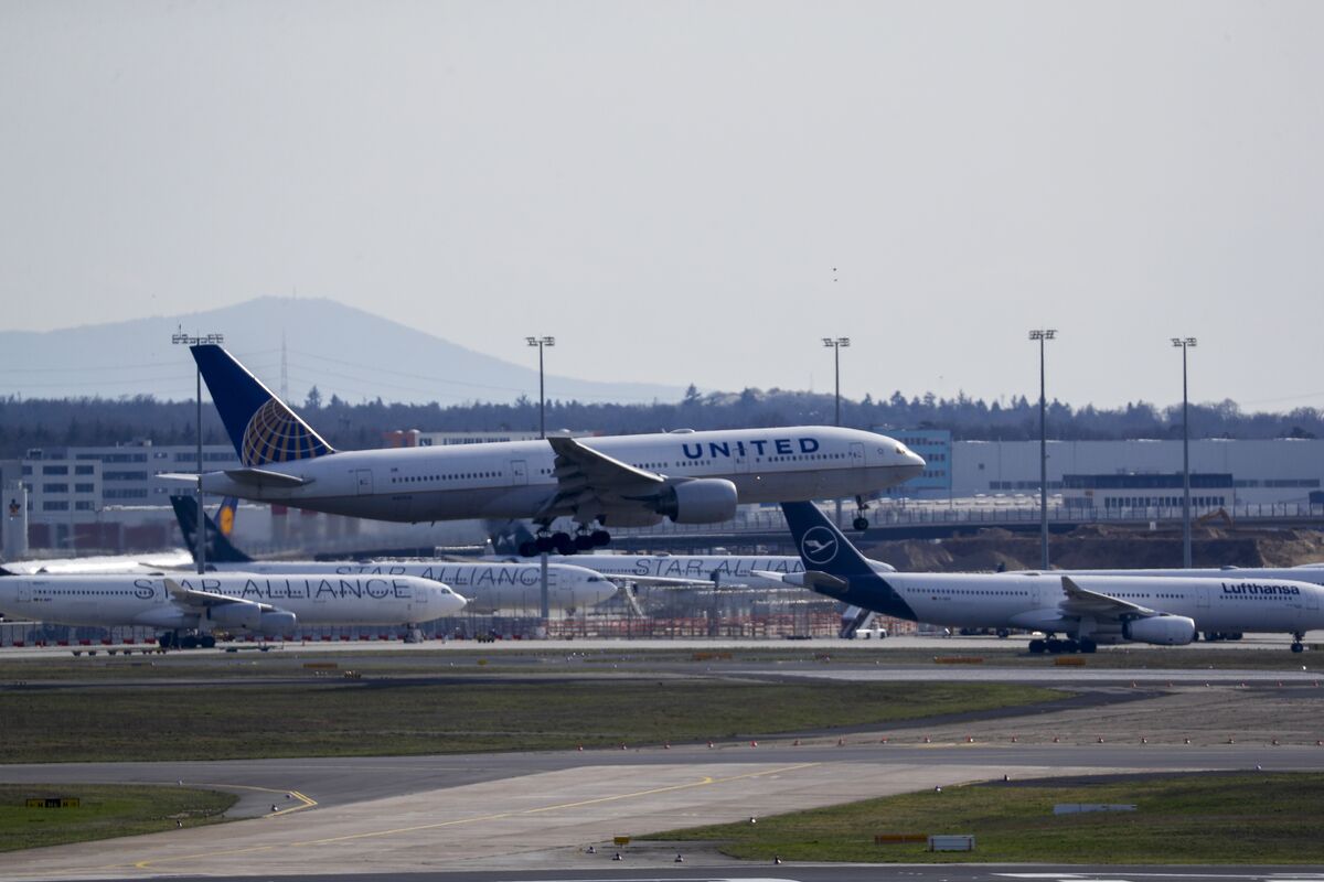 bloomberg.com - Danny Lee - United Air Sees Risk of Surging Fuel Cost, Says Airline Is Ready