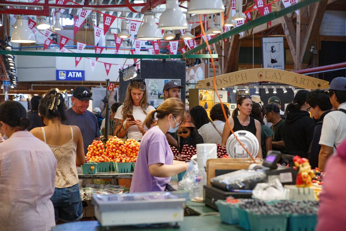 Canadians’ Pessimism About Economy Is Fading Despite Trade War, Poll Says