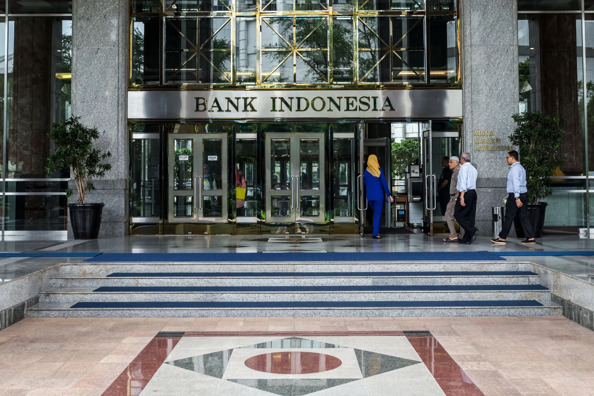 People enter the Bank Indonesia headquarters in Jakarta, Indonesia, on&nbsp;Nov. 16, 2017.&nbsp;