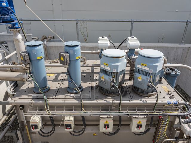 ■ Pumps maintain a thin layer of oil to lower the resistance for a fast-turning rotor.