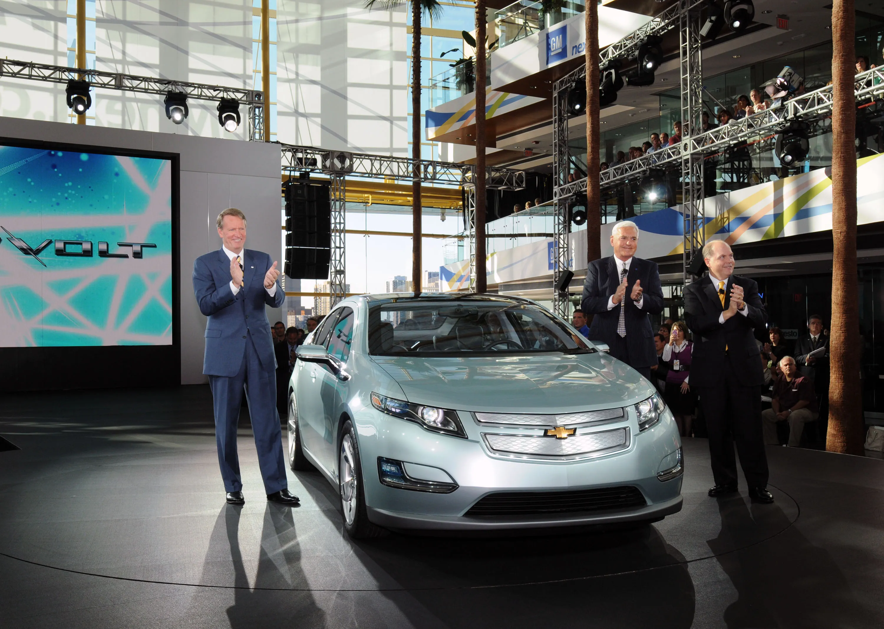 GM’s then-chairman and CEO Rick Wagoner, left; Vice Chairman Bob Lutz, center; and COO Fritz Henderson&nbsp;unveiling the production version of the Chevrolet Volt in September 2008 in Detroit.