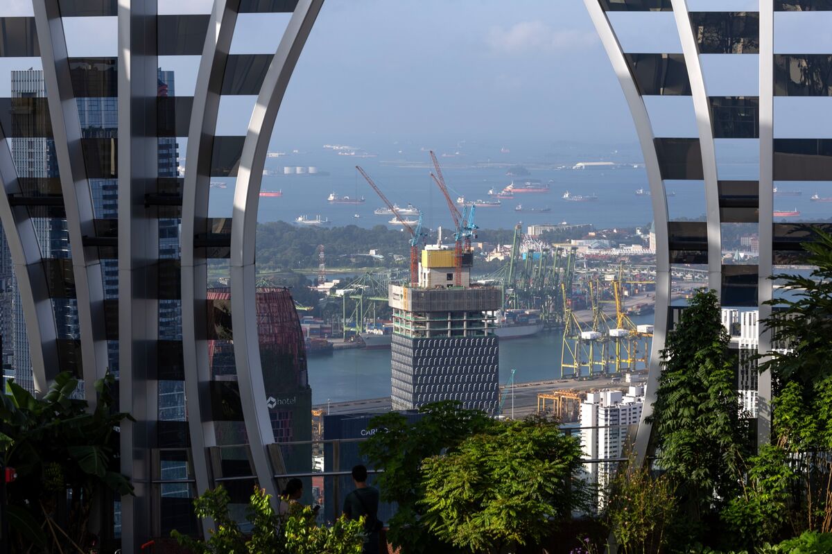 Singapore Skirts Recession as Construction, Exports Buoy Growth