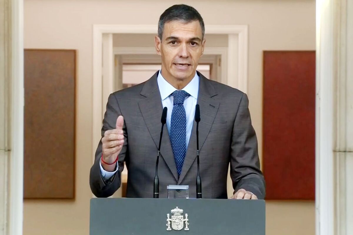 bloomberg.com - Daniel Basteiro - Spain's S&aacute;nchez Calls Snap Election After Housing Plan Fails