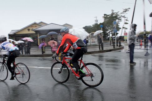 Nobuo is contemplating handing the company over to Yutaka and becoming a full-time cyclist.