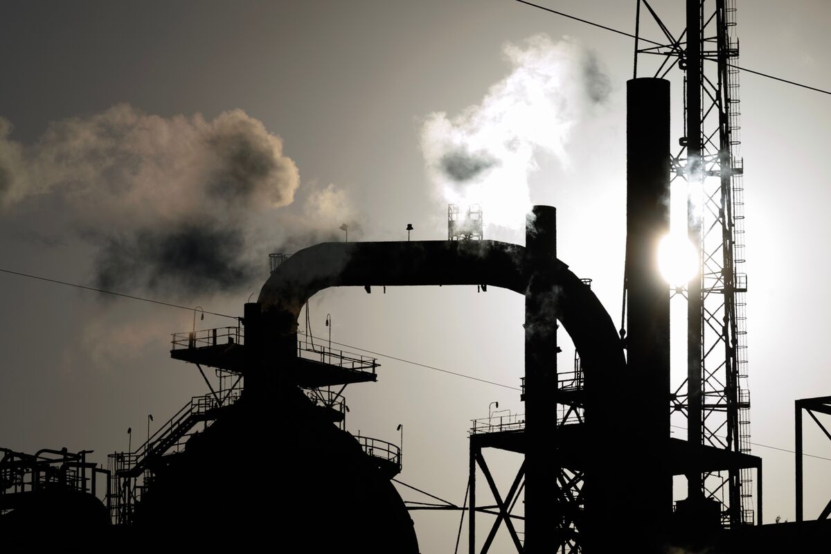 AI-Like Mania Grips Oil Refining Stocks, Fueling Calls for Pause