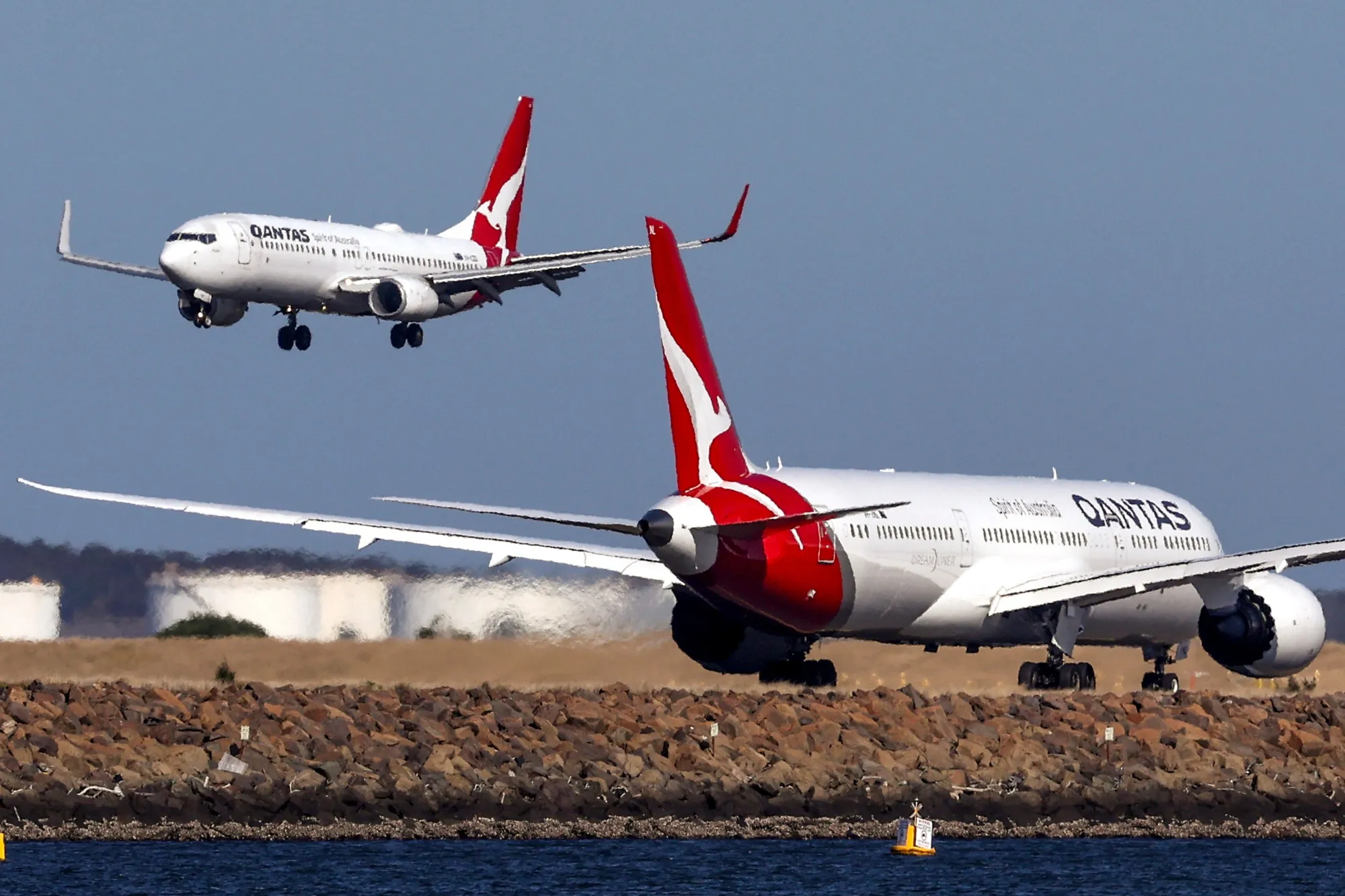 Qantas Plane Makes 15-Hour Flight to Nowhere as Middle East Crisis ...