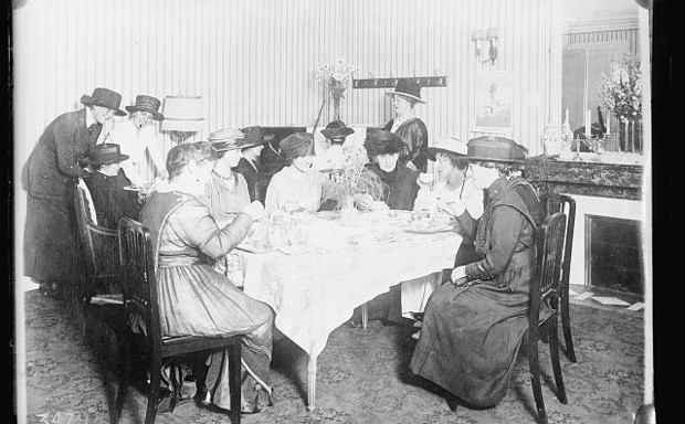 An afternoon tea at a women's club in Hotel Roblin Paris in 1918.