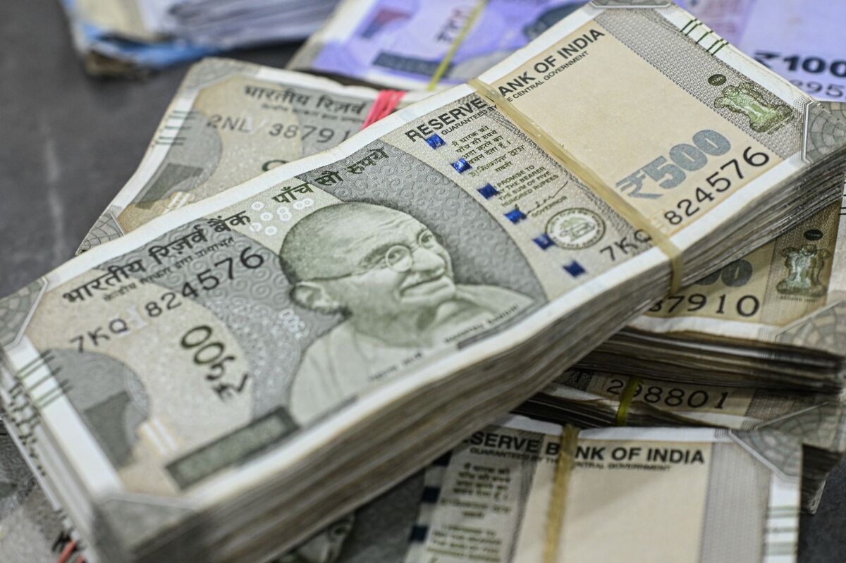 Indian Rupee Set for More Chaos as Banks Unwind $30 Billion in Arbitrage Trades