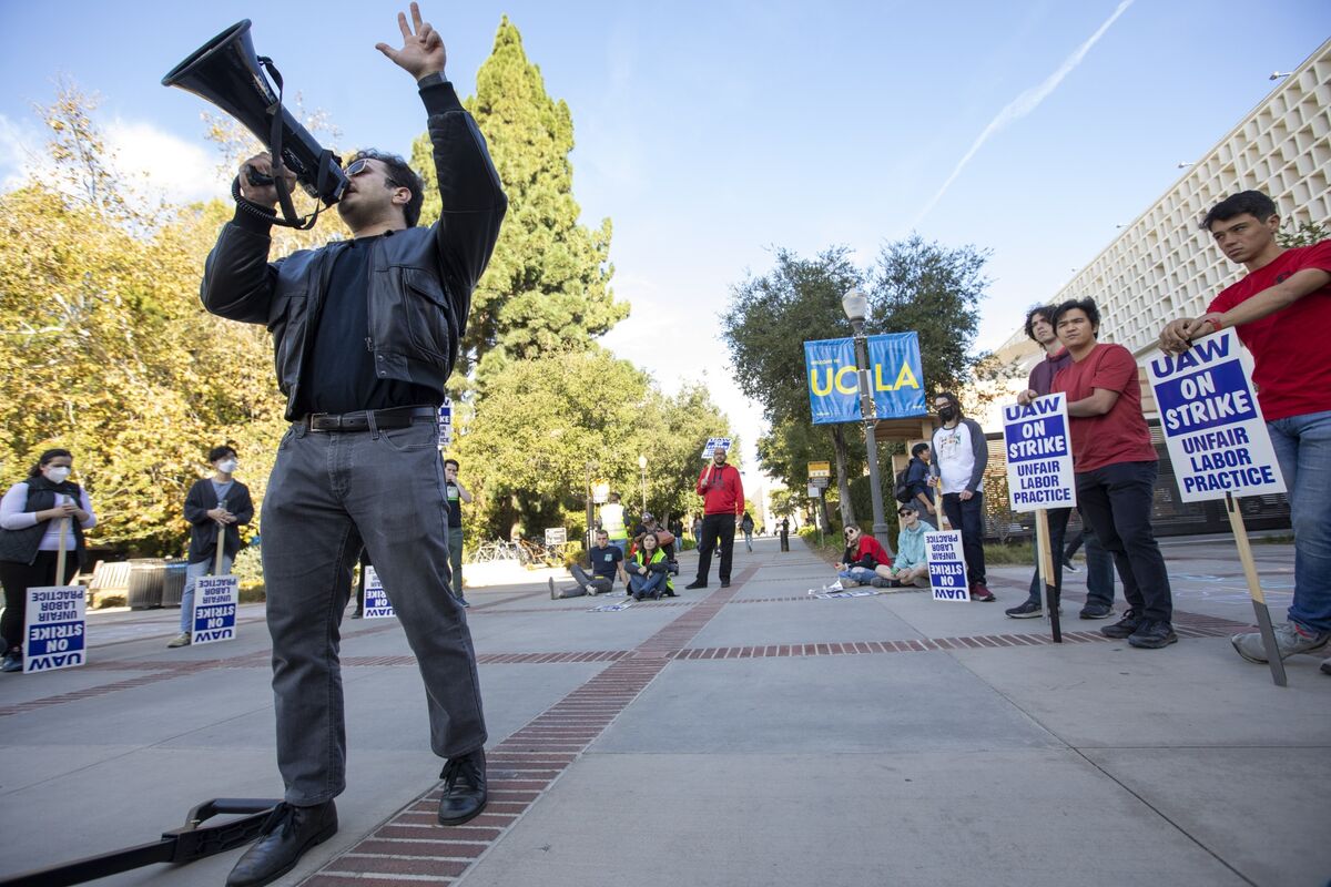 University Of California, Workers Reach Deal To End Strike - Bloomberg