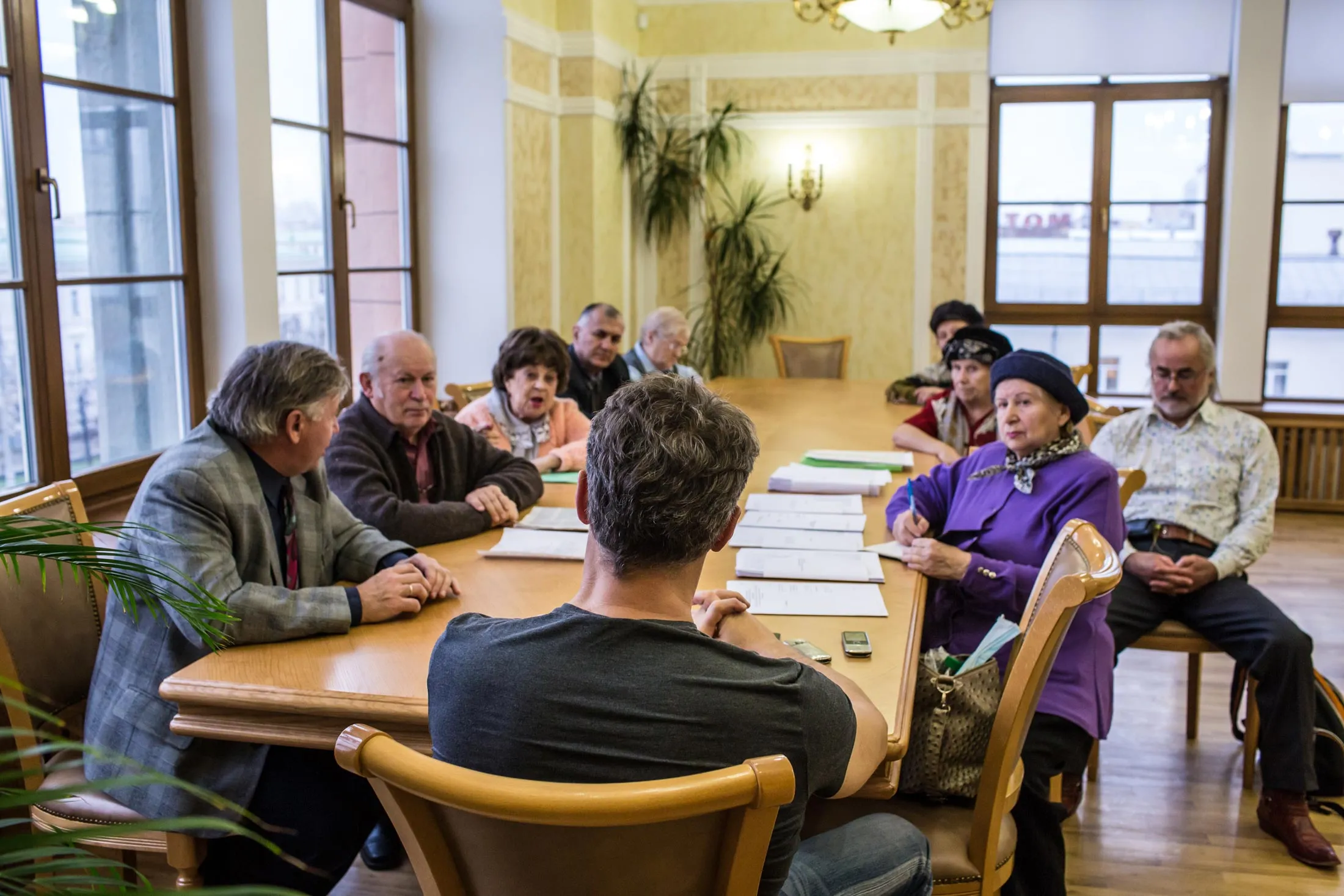 Former Yekaterinburg Mayor Yevgeny Royzman&nbsp;(center)&nbsp;meets with constituents in his office.