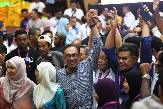 Anwar Paves Way to Malaysia Leadership With Parliament Seat