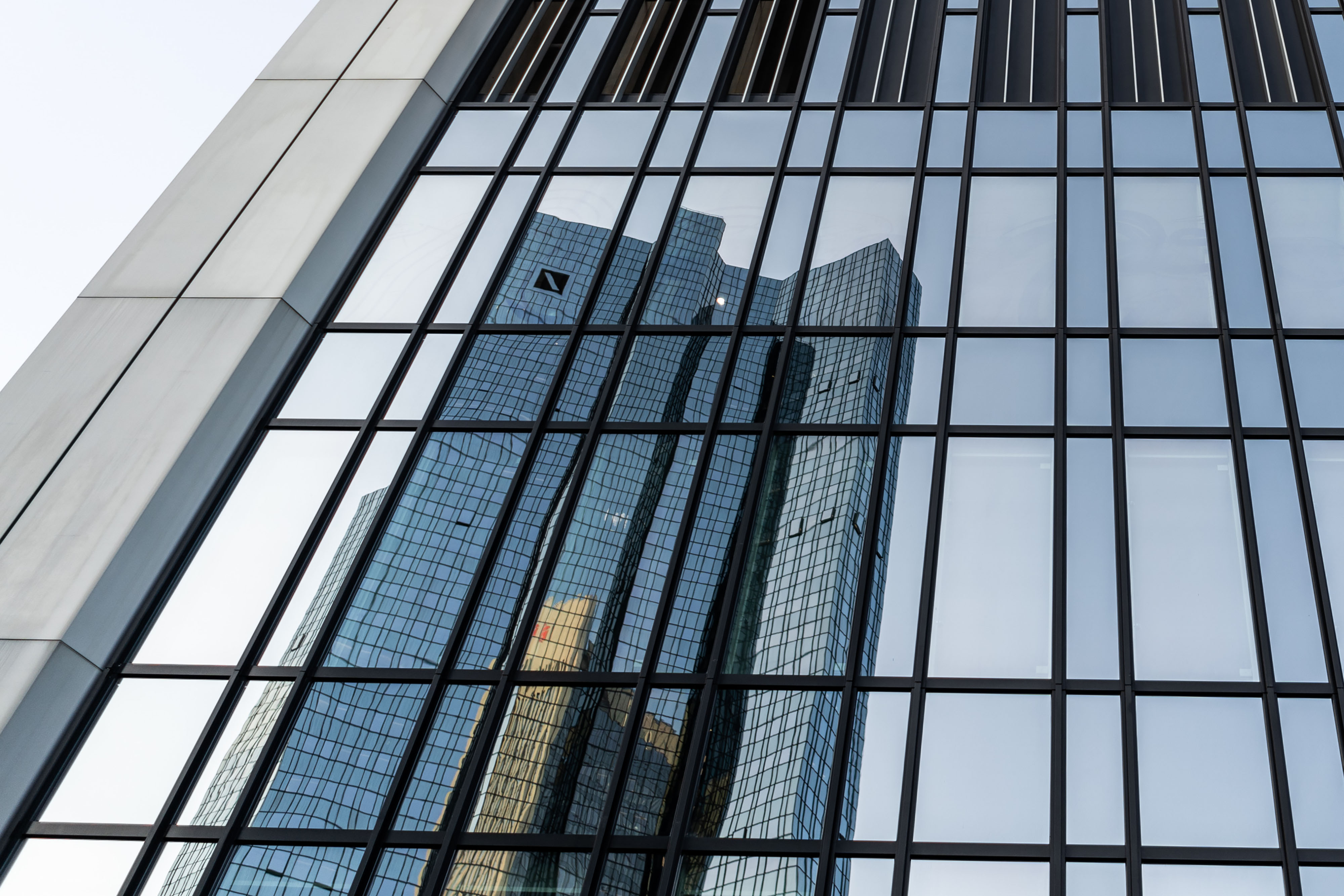 Deutsche Bank Sees Investment Bank Revenue In Line With Peers Bloomberg