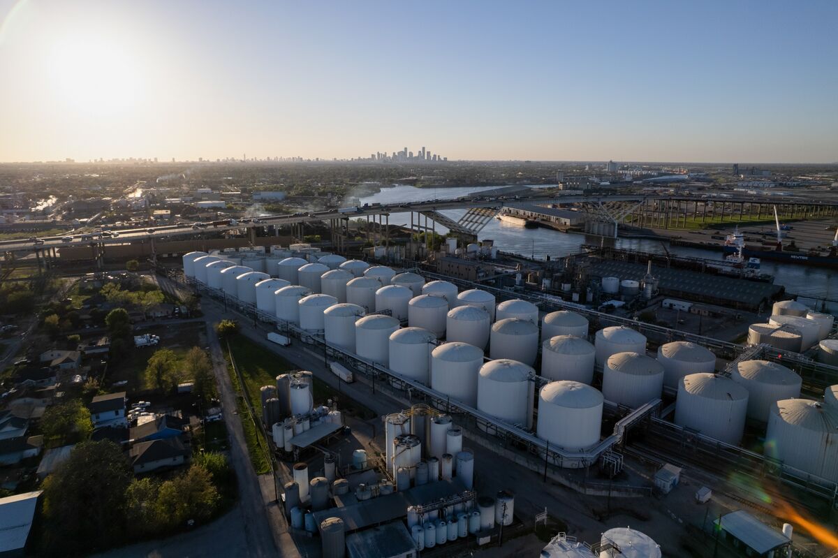 🌐 [Bloomberg Markets] Petróleo dispara com ataque a Kharg, elevando tensões no conflito do Oriente Médio