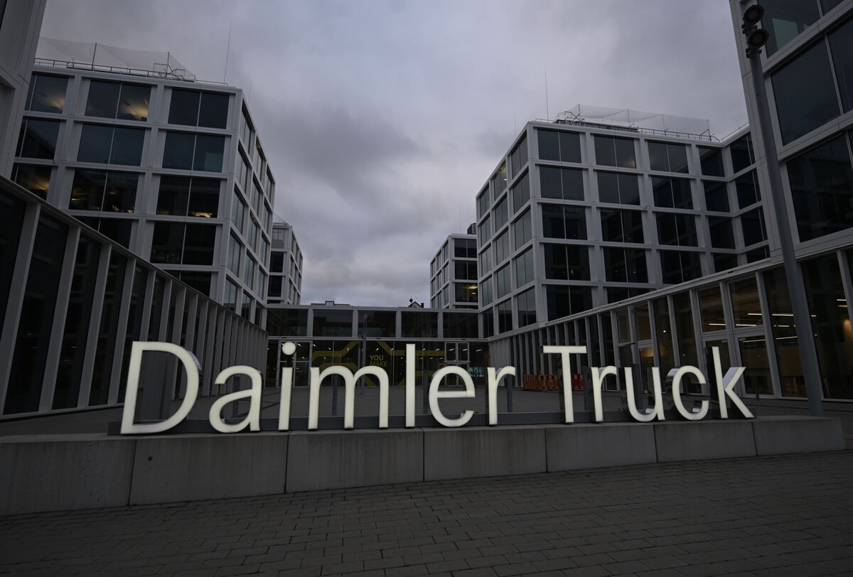 🟪"Daimler Truck Holding AG rivede al ribasso previsioni di vendita e profitto: l'incertezza economica in Nord America pesa sui risultati"