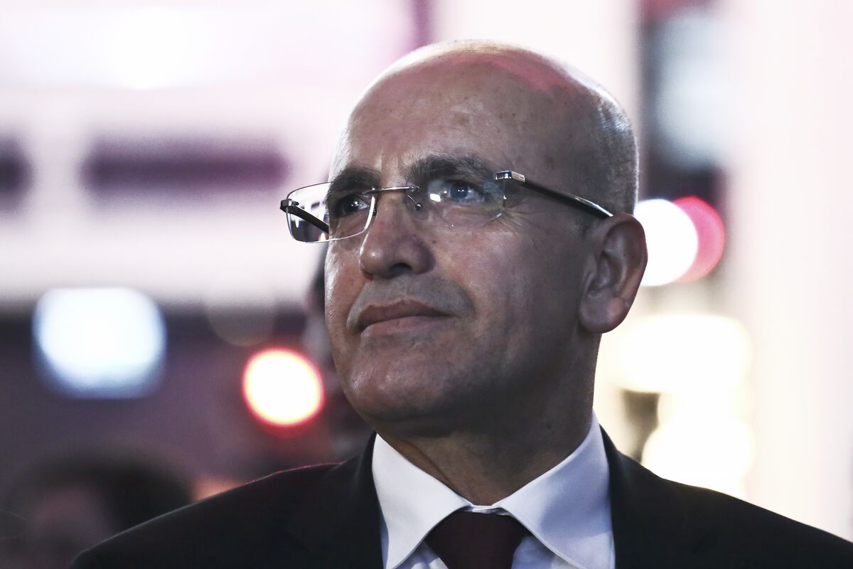 Turkey’s Ex-Finance Chief Simsek Joins Erdogan on Campaign Trail