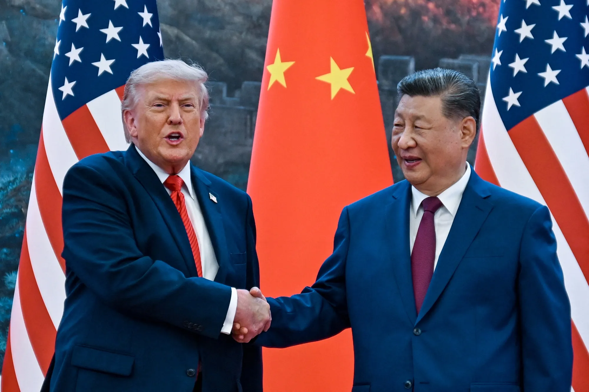 握手を交わすトランプ米大統領（左）と中国の習近平国家主席（5月14日）