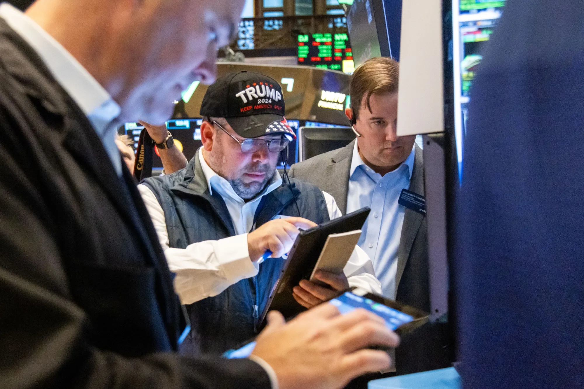 S&P 500 Tops 6,000 as Trump Mania Sweeps the Street - Bloomberg