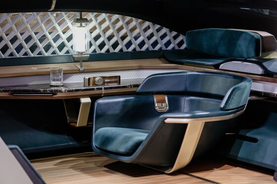 Renault Wants You to Pop the Question Aboard Its Luxury Robotaxi