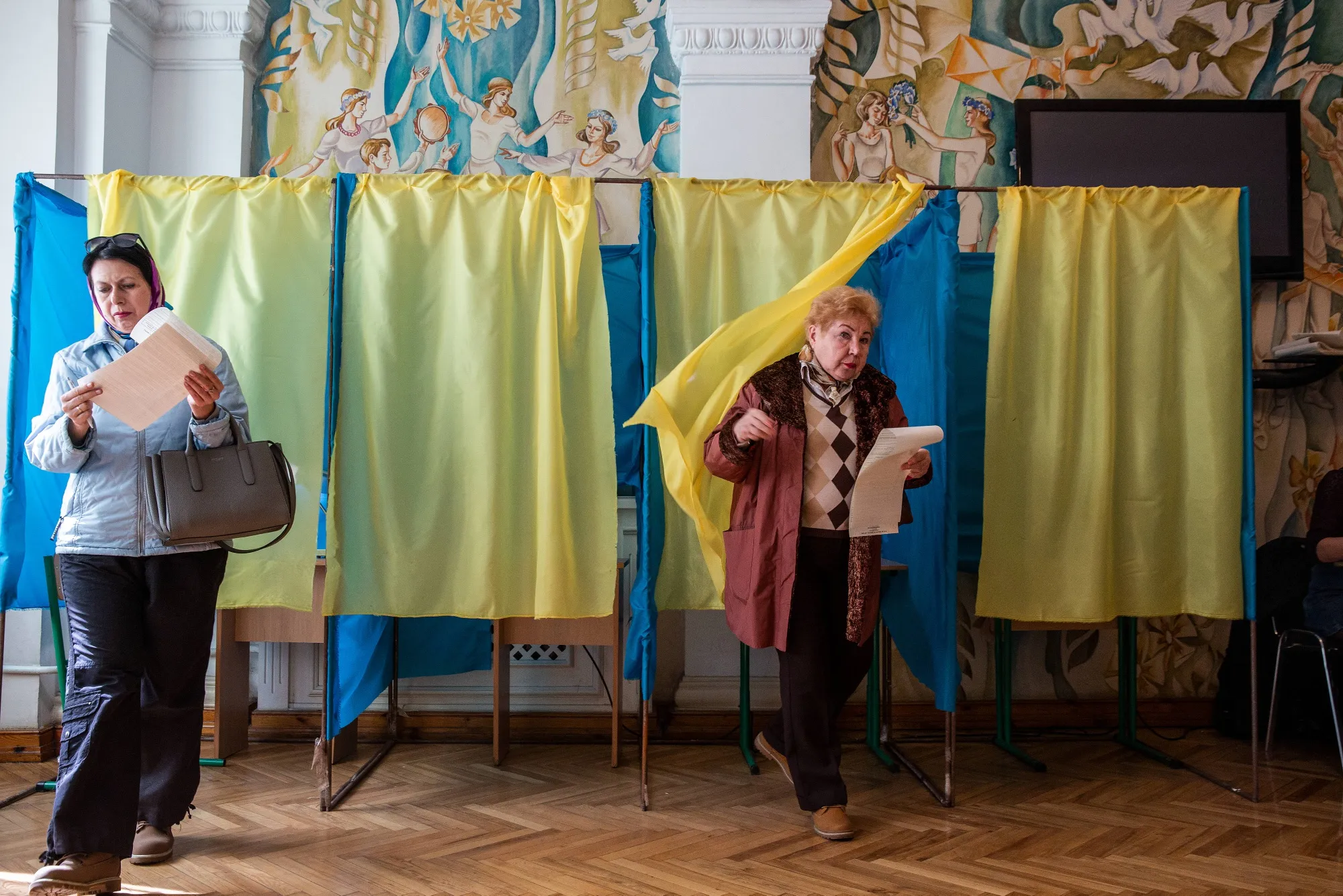 Voters at a polling station in Kiev, March 31.