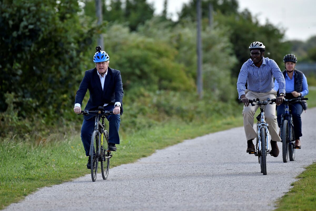 London bike ride by Boris Johnson threatens his own block in the UK