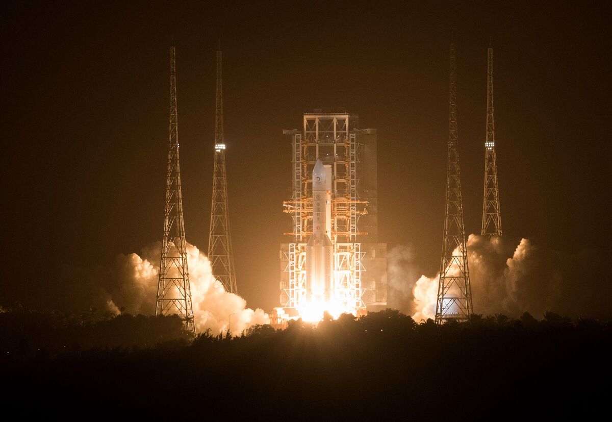 China Reveals Names of New Manned Moon Spaceship, Lander - Bloomberg