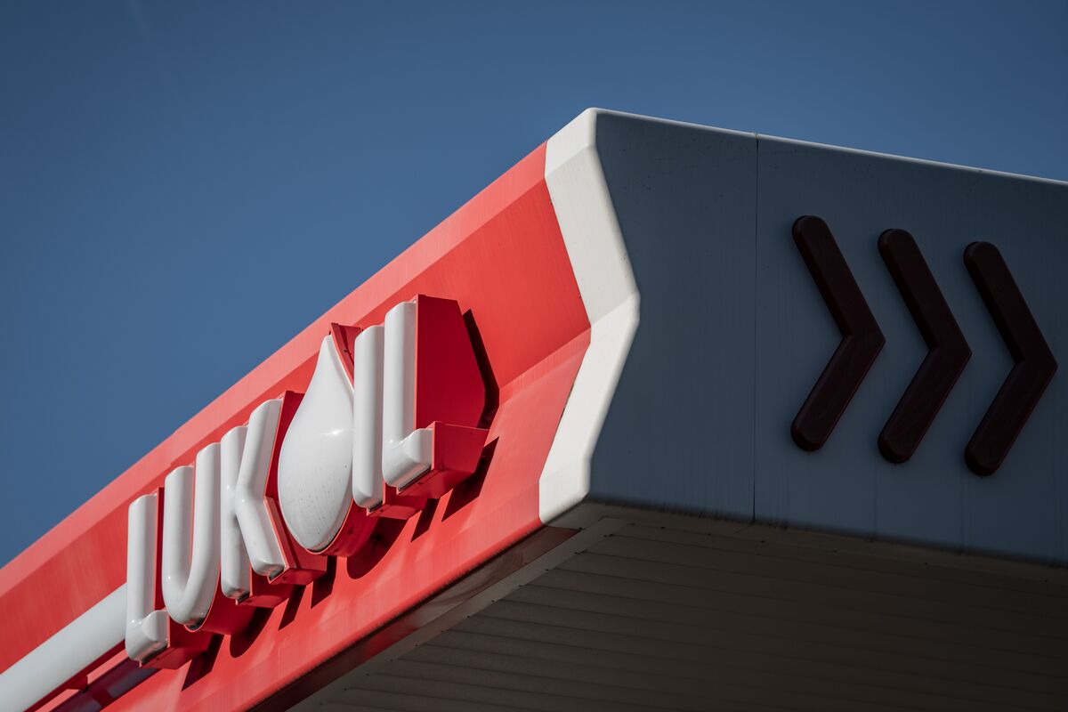 bloomberg.com - Mia Gindis - Lukoil's US Arm Turns to Tiny Banks as Sanctions Roil Financing