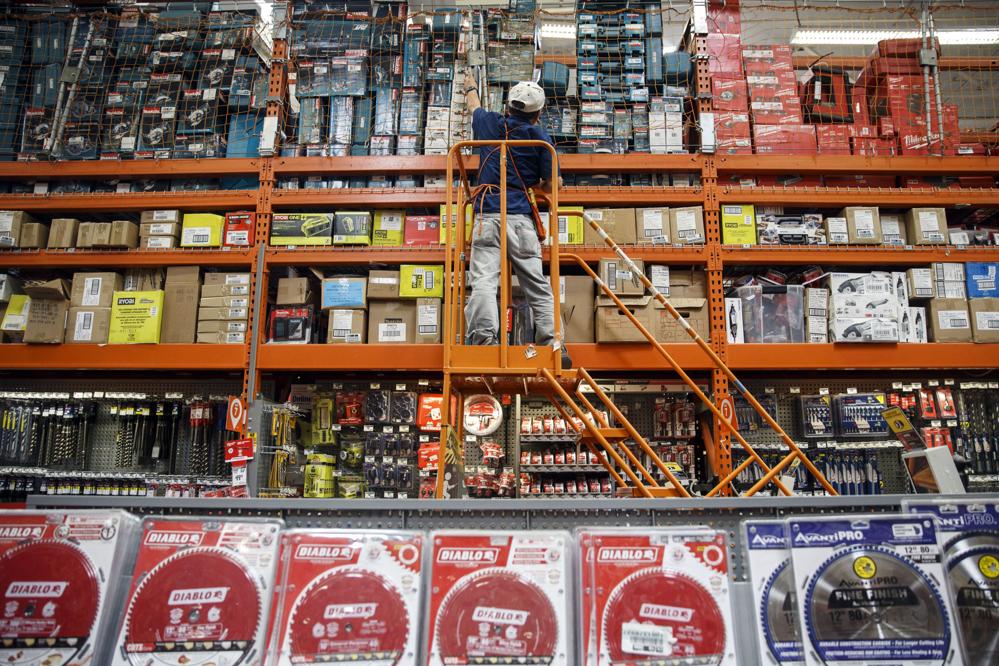 Home Depot jumps as sales rise on home-improvement demand - BNN Bloomberg