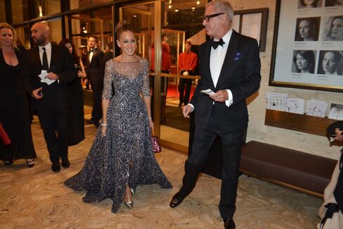 Sarah Jessica Parker arrives with Broadway writer Scott Wittman. Can you spot the Cartier-clad greeters?