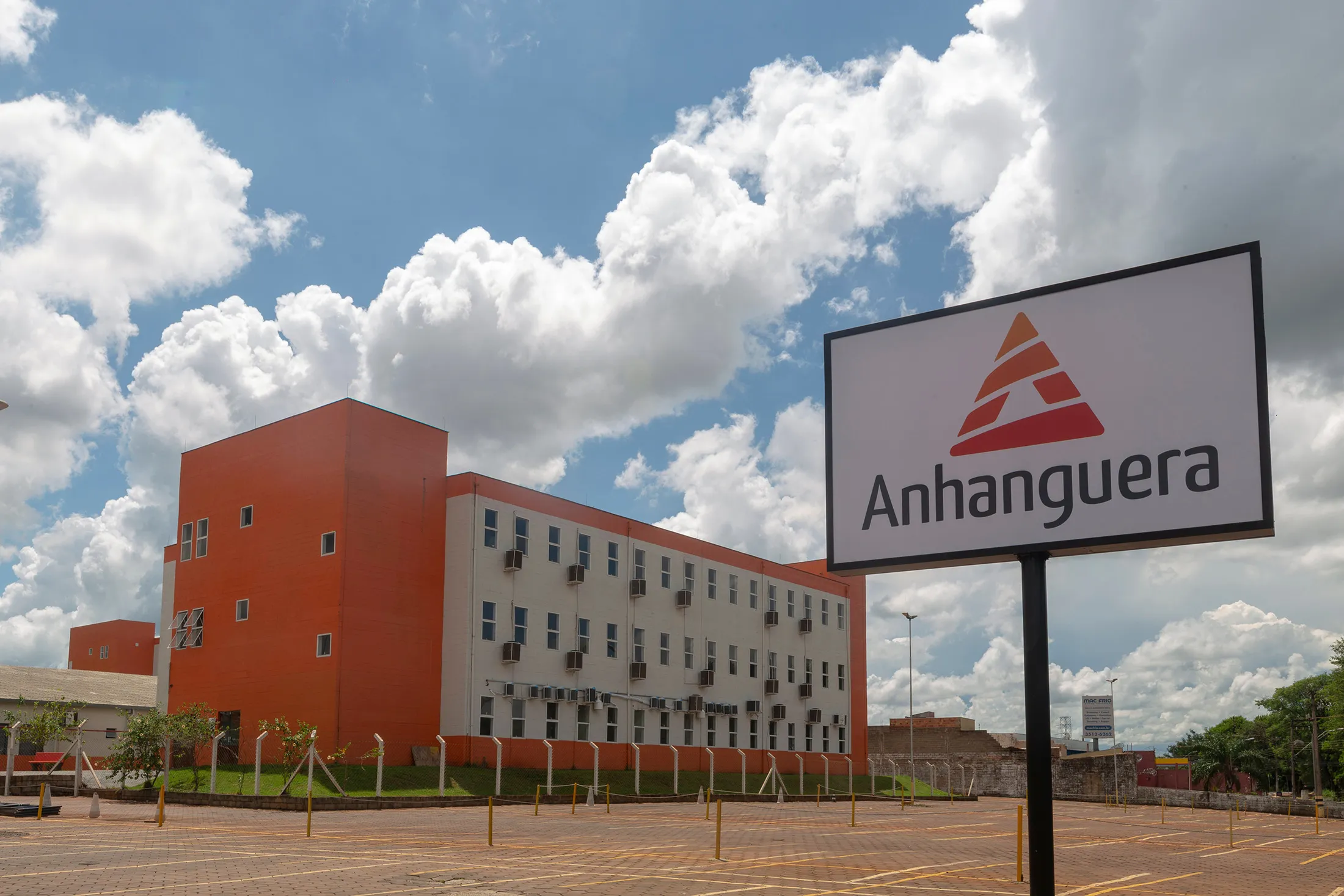 Campus da Anhanguera em Ribeirão Preto, unidade da Cogna. 