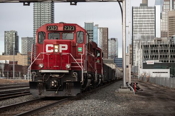 CP Rail CEO Aims to Cool Talk of K.C. Southern Bidding War