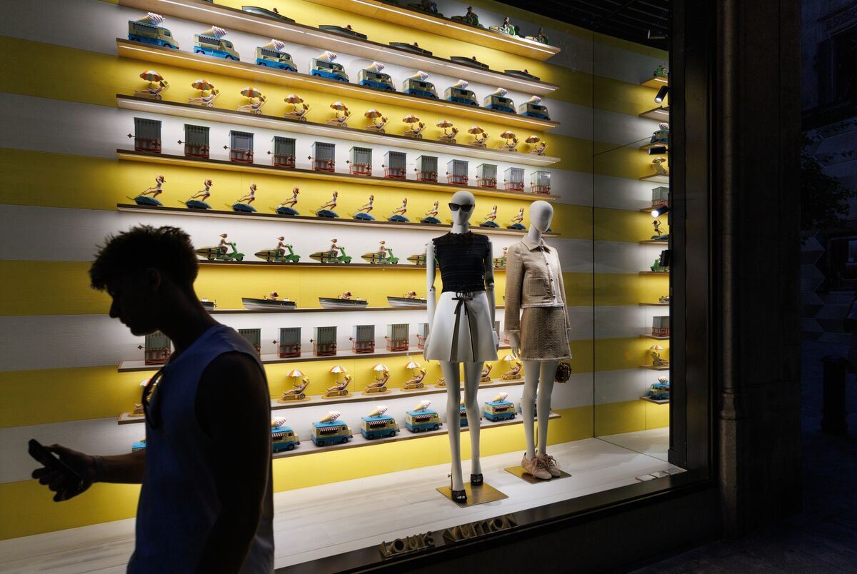 LVMH Fashion Unit’s Return to Growth Held Back by Iran War