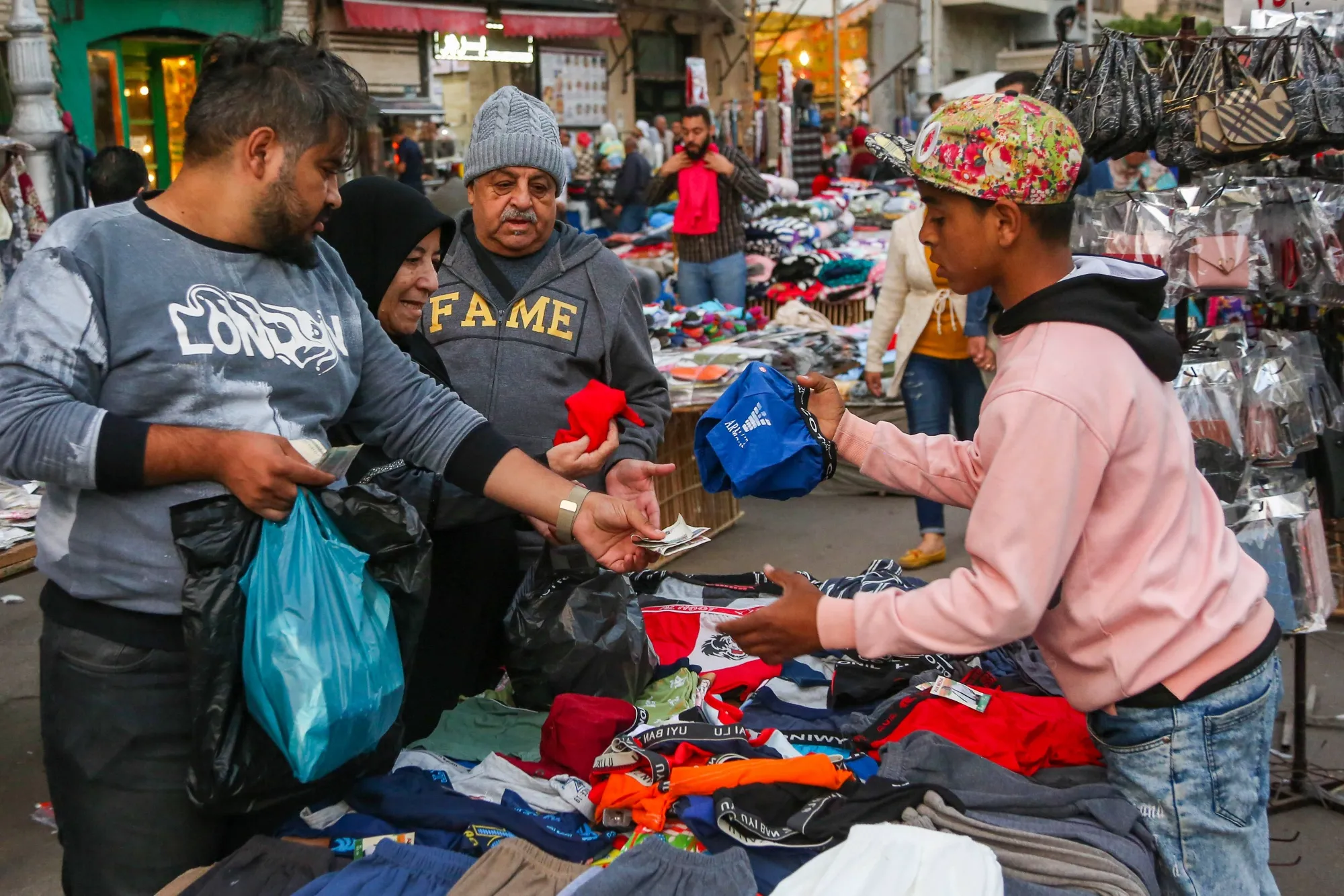 A customer pays&nbsp;with Egyptian pound banknotes, in Alexandria.