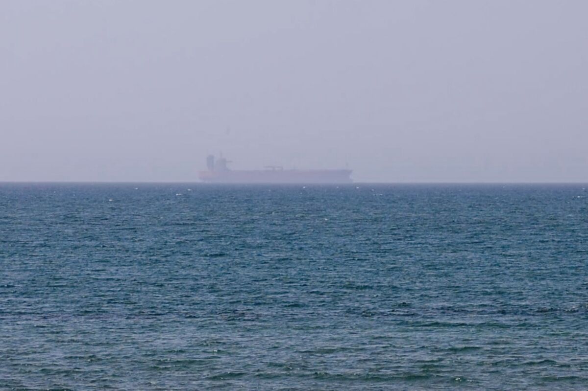 Hormuz Traffic Remains Near Zero as Peace Talks Stall