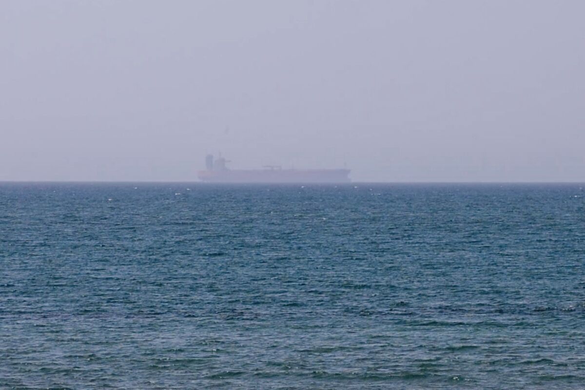 Hormuz Traffic Remains Near Zero as Peace Talks Stall