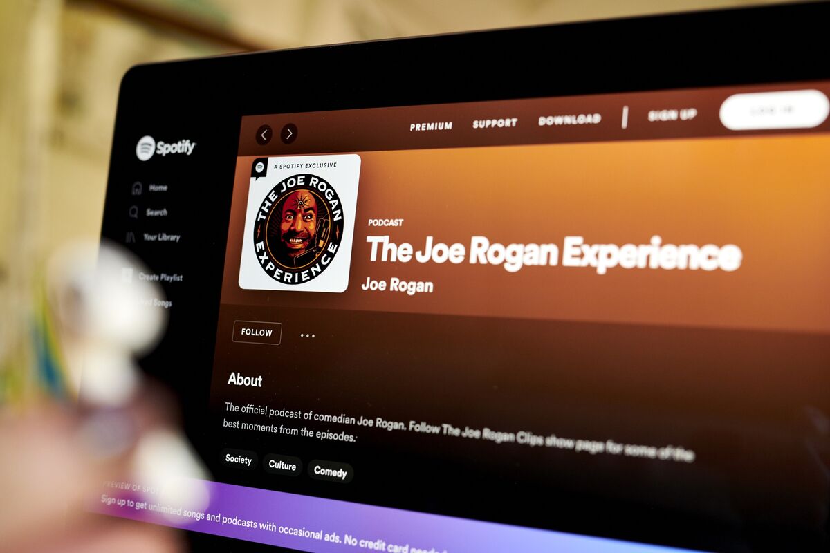 Joe Rogan Fans Flock To Recap Podcast As Spotify Drama Rages On - Bloomberg