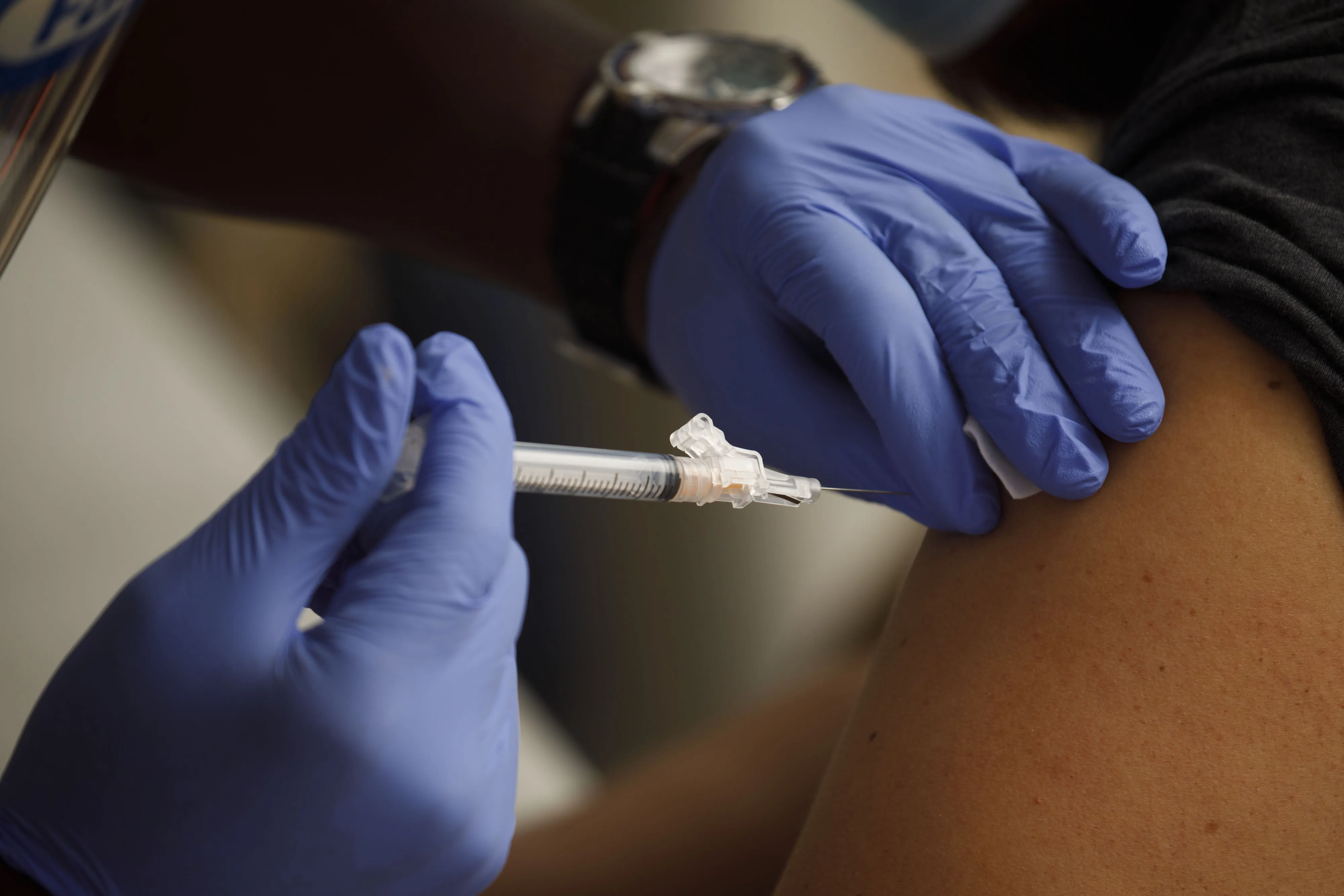 A healthcare worker administers a free flu shot vaccination to a patient&nbsp;in Los Angeles, California,&nbsp;on&nbsp;Sept. 26.&nbsp;