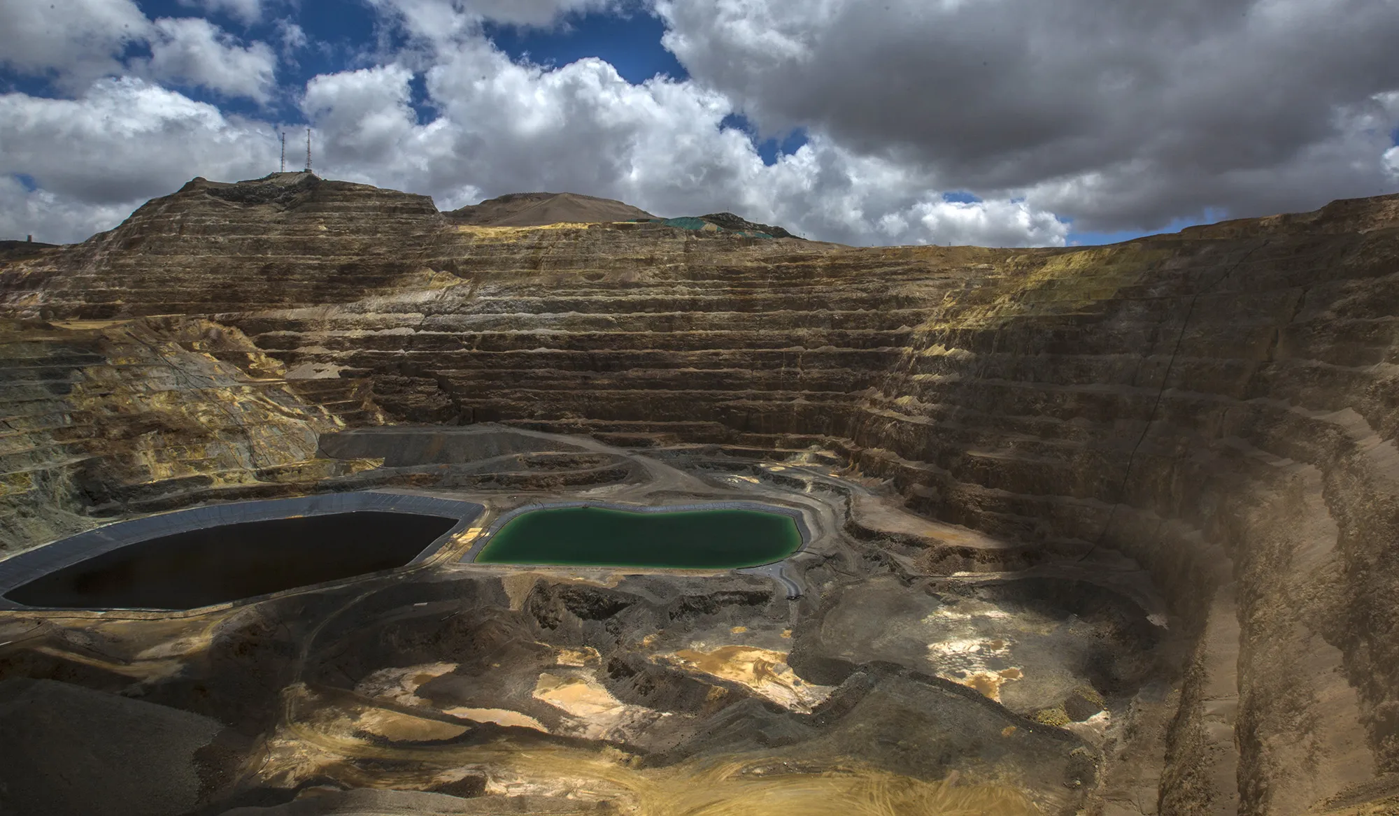 Una vista general a la mina de oro Yanacocha, en Cajamarca, Perú.