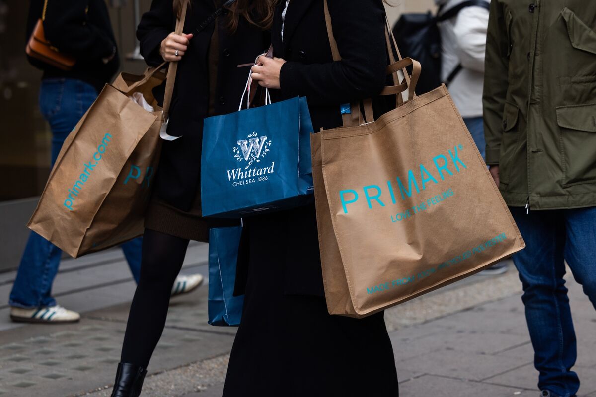 Doanh số bán lẻ tại Anh giảm mạnh trước thềm công bố kế hoạch ngân sách của Reeves